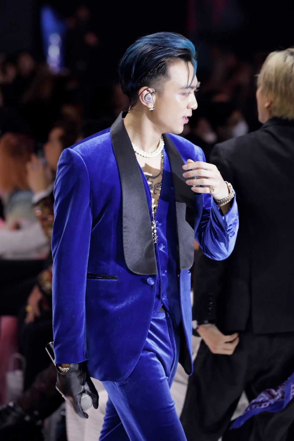 Và tiết mục mở màn chính là ca khúc mới ra lò của Soobin Hoàng Sơn và Binz - BlackJack. Với giai điệu và tiết tấu sôi động của bài hát đã đốt cháy không khí ngay từ những giây phút đầu tiên.