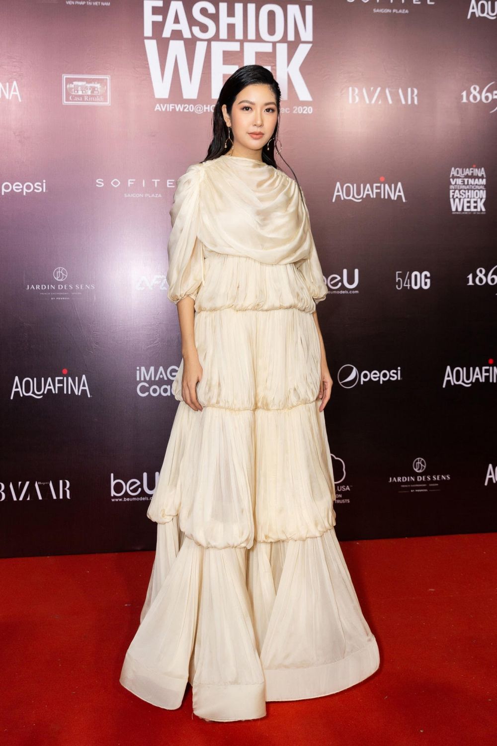Aquafina Tuần lễ Thời trang Quốc tế Việt Nam: Hoa hậu Hoàn vũ và Hoa hậu Việt Nam ‘đọ sắc’ trên thảm đỏ