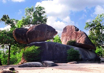 Di tích lịch sử Hòn Trống Mái ở thành phố Sầm Sơn Di tích lịch sử Hòn Trống Mái ở thành phố Sầm Sơn