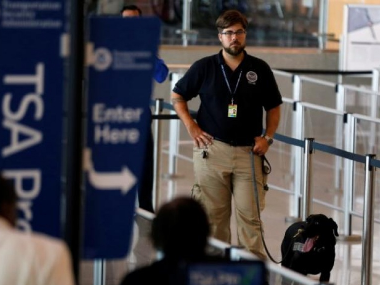 Mỹ cấm nhập cảnh đối với cả người có "thẻ xanh"