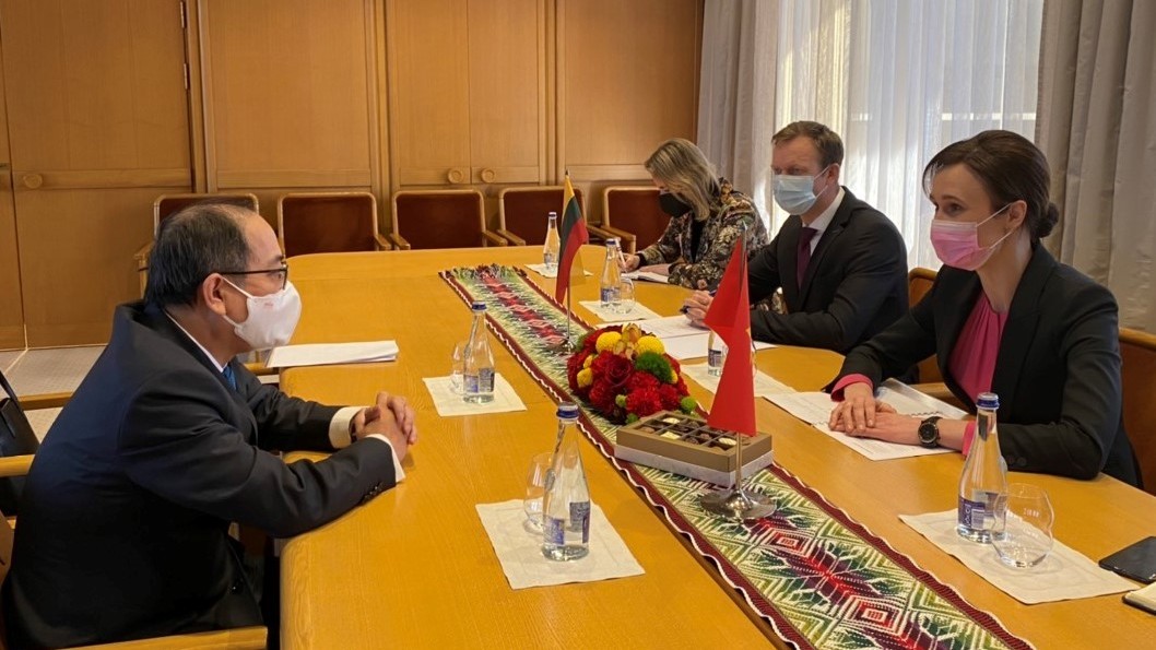 Đại sứ Nguyễn Hùng thăm và làm việc tại Lithuania