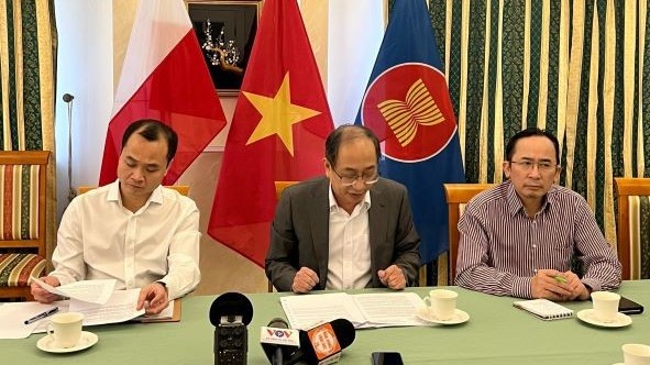 Báo chí kịp thời truyền tải thông tin chuyến bay về nước đến người Việt ở Ukraine