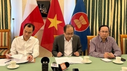 Báo chí kịp thời truyền tải thông tin chuyến bay về nước đến người Việt ở Ukraine