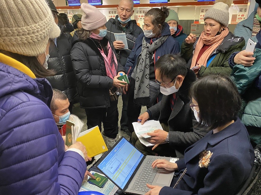 Tiếp tục cập nhật thông tin cho bà con. (Ảnh: Đại sứ quán Việt Nam tại Ba Lan) Tiếp tục cập nhật thông tin cho bà con. (Ảnh: Đại sứ quán Việt Nam tại Ba Lan)