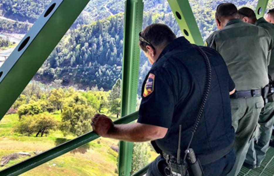 Thoát chết thần kỳ sau khi ngã từ trên cầu xuống vì mải selfie