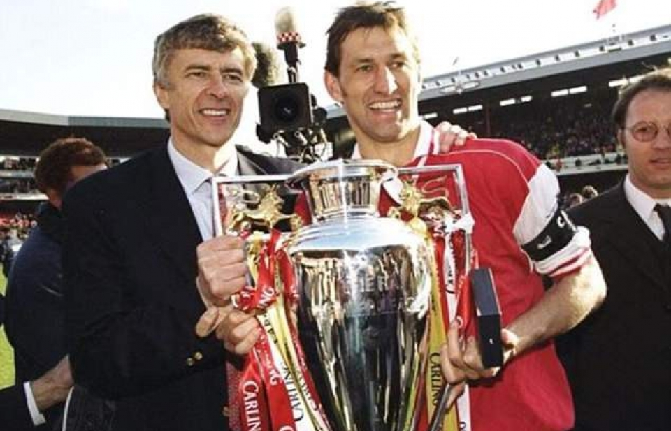 Thế giới bóng đá choáng váng khi Wenger bất ngờ từ chức