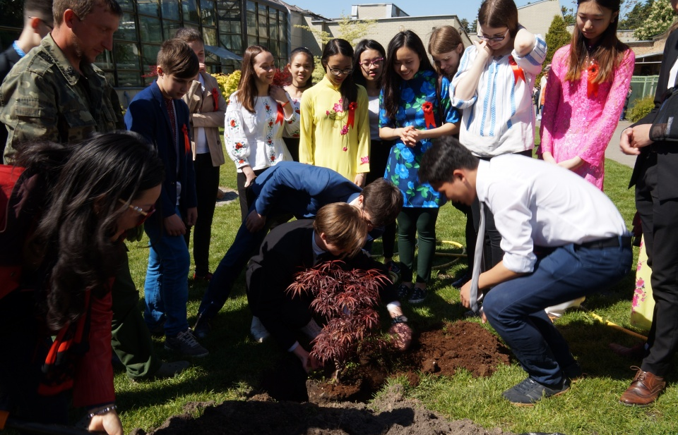 Truyền thống “trồng cây để nhớ ơn Người” tại Ukraine