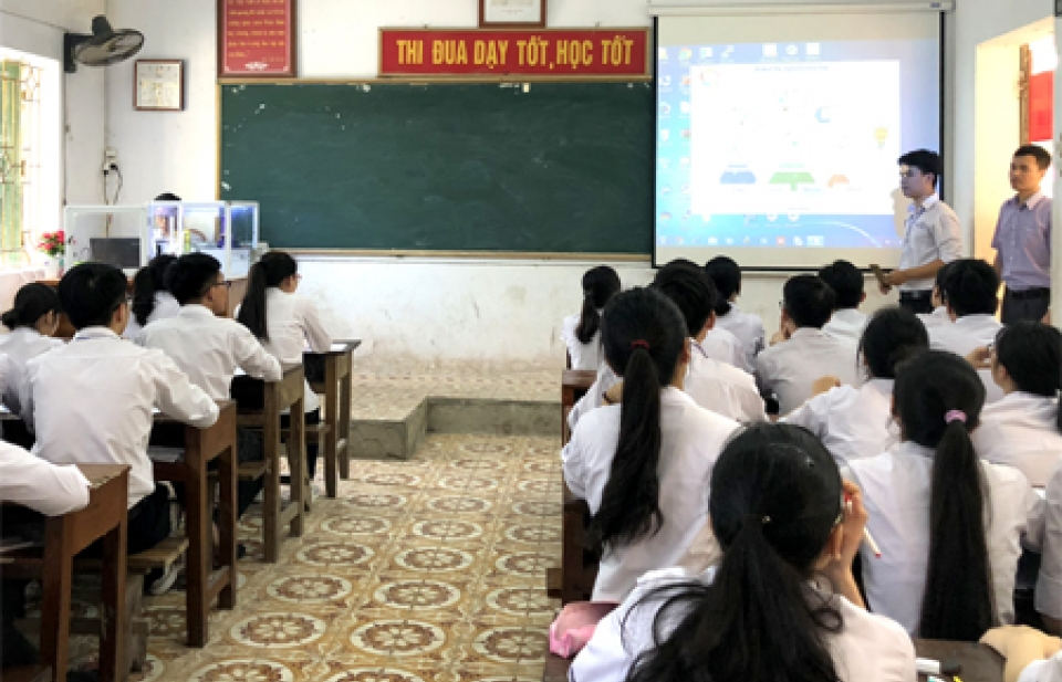 Hai học sinh chế tạo thành công robot thí nghiệm hóa học