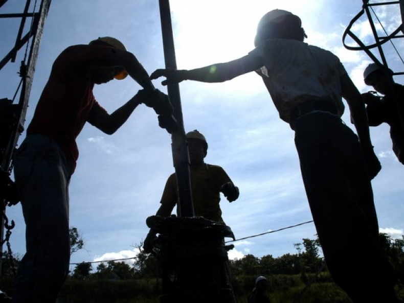 Nỗi lo dư cung vẫn chi phối thị trường năng lượng toàn cầu