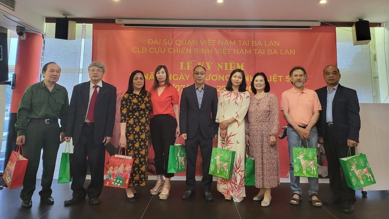 Kỷ niệm 75 năm ngày thương binh liệt sỹ tại Ba Lan Kỷ niệm 75 năm ngày thương binh liệt sỹ tại Ba Lan