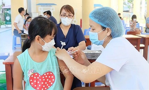 A girl gets vaccinated against COVID-19. (Photo: VNA) A girl gets vaccinated against COVID-19. (Photo: VNA)