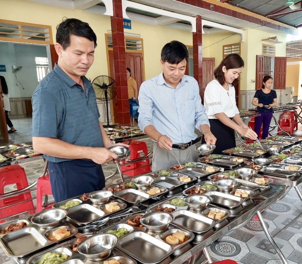 Tình cảm ấm áp của thầy, cô dành cho học sinh vùng lũ Tình cảm ấm áp của thầy, cô dành cho học sinh vùng lũ