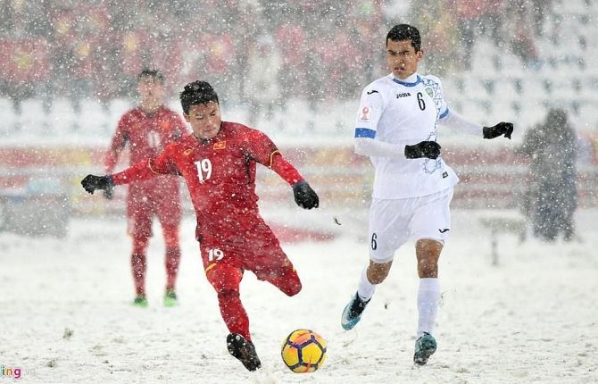 Báo Thái Lan không giấu sự mãn nguyện khi Theerathon xếp trên Quang Hải