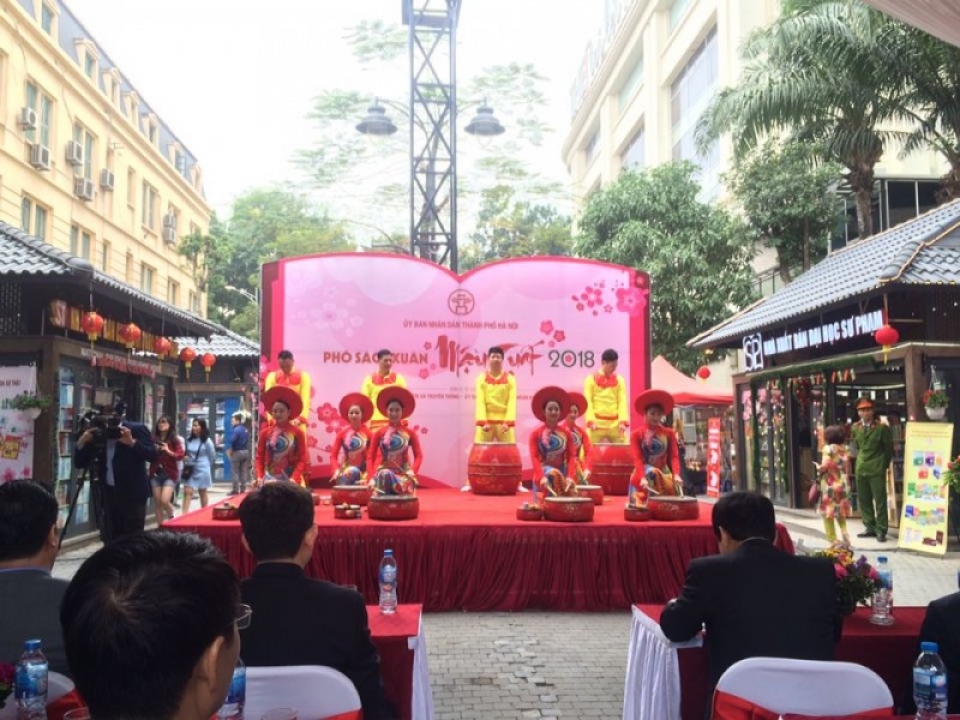 du xuan dao pho sach xuan mau tuat tai ha noi