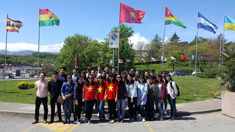 Thư gửi các cán bộ ngoại giao Việt Nam công tác ở châu Âu! Thư gửi các cán bộ ngoại giao Việt Nam công tác ở châu Âu!