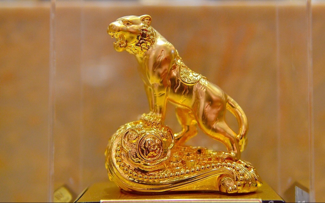 Giá vàng hôm nay 9/2: Giá vàng lập đỉnh mới, cháy hàng, ngày vía Thần Tài vàng trong nước cán mốc 65 triệu đồng/lượng?