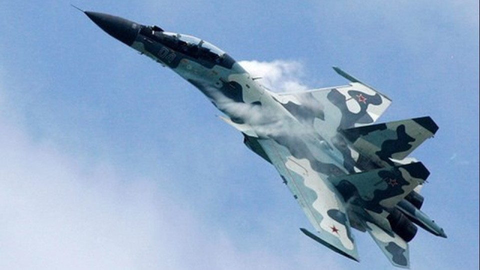 Giữa căng thẳng Nga-Mỹ, máy bay chiến đấu Su-30 hộ tống trinh sát P-8A trên Biển Đen