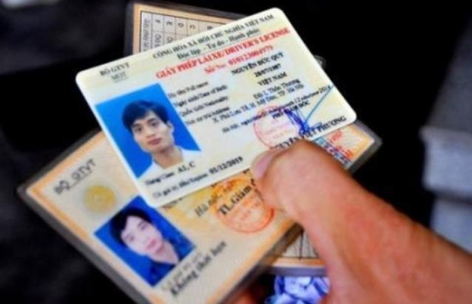 Bỏ quy định bắt buộc đổi bằng lái xe giấy sang nhựa