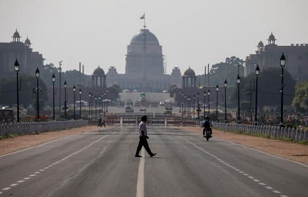 Lo ngại dịch Covid-19 tại Ấn Độ, Mỹ bắt đầu đưa công dân về nước