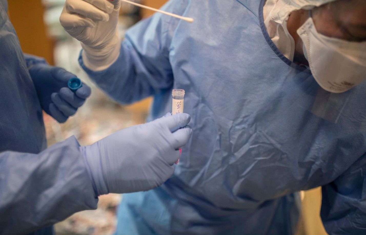 Ai có khả năng miễn dịch với virus corona chủng mới gây bệnh Covid-19?