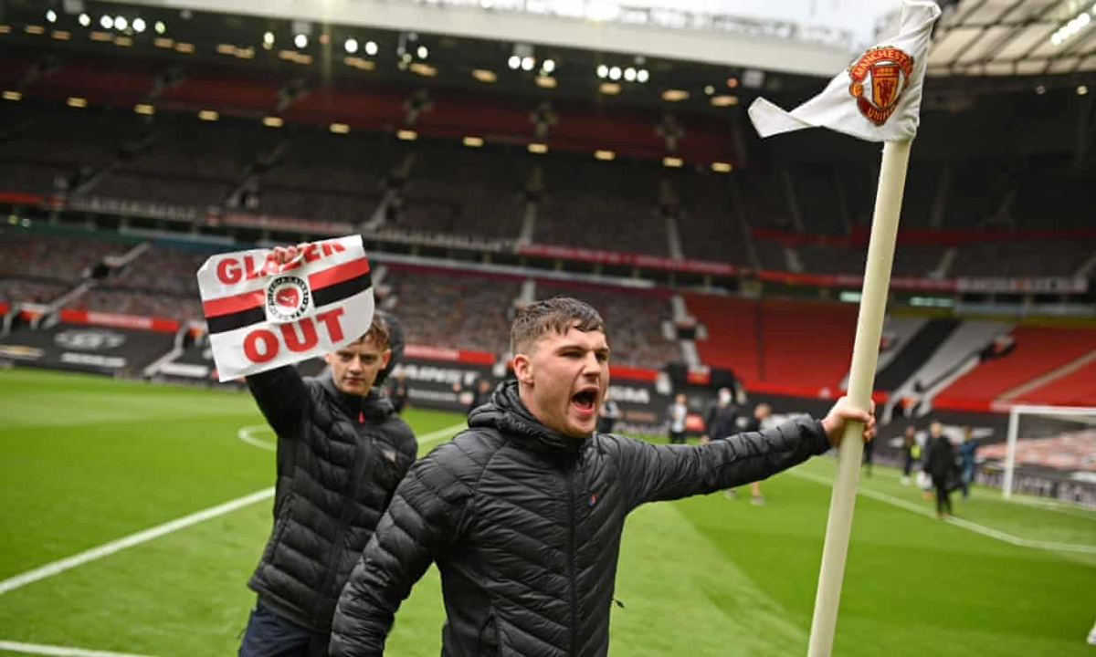 CĐV quá khích nhổ cột cờ góc trên sân Old Trafford.