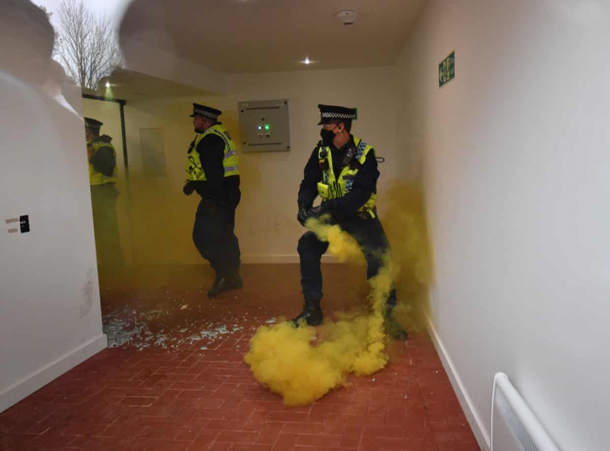 CĐV quá khích ném pháo khói vào trong sân Old Trafford.