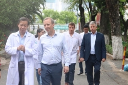 Đại sứ Anh đến tận bệnh viện cảm ơn vì đã nỗ lực chữa trị Covid-19 cho bệnh nhân phi công