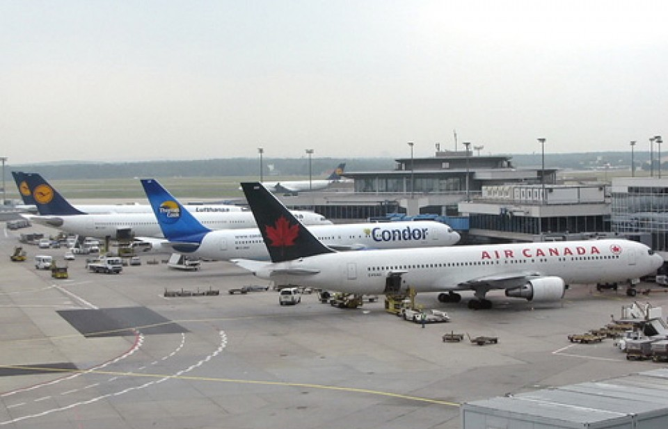 Người chiếu laser vào máy bay có thể bị phạt tù