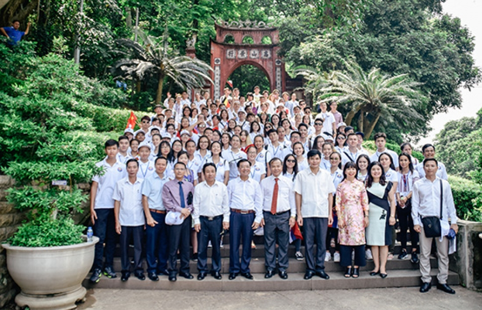 Tuổi trẻ kiều bào về thăm Đất Tổ Hùng Vương