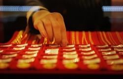 Giá vàng hôm nay: tăng phi mã, tạo đỉnh mới, thị trường còn 'nóng rẫy' đến khi nào?