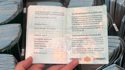 Hộ chiếu phổ thông mẫu mới cấp cho công dân Việt Nam từ 1/7 có nhiều cải tiến, mang bản sắc riêng