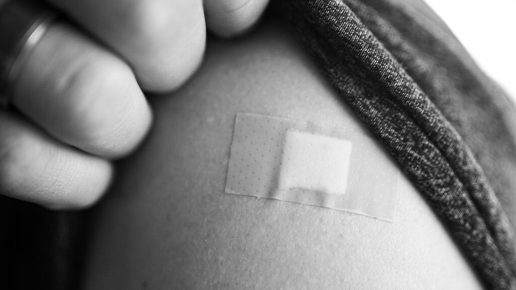 Tiêm vaccine Covid-19: Nếu được tiêm AstraZeneca, có nên đợi Pfizer?