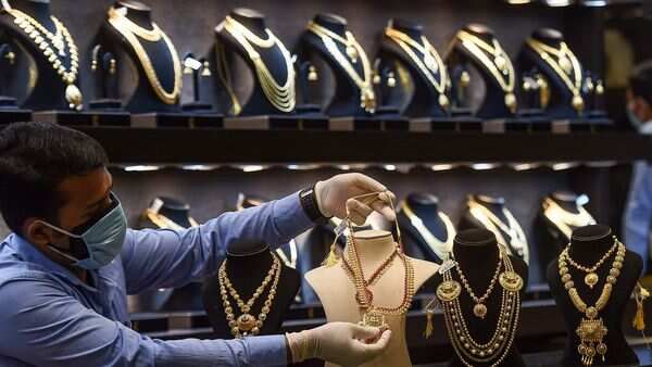 gia-vang-hom-nay-29-trong-nuoc-tang-vot-huong-moc-58-trieu-the-gioi-ap-sat-2000-usd-chuan-bi-vao-ky-tang-gia-moi