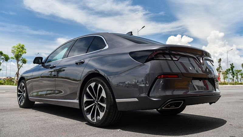 undefined Cập nhật giá VinFast Lux SA 2.0 lăn bánh tháng 10/2020