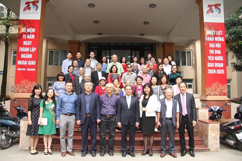 Thứ trưởng thường trực Bùi Thanh Sơn chúc mừng Thứ trưởng thường trực Bùi Thanh Sơn chúc mừng các thầy, cô giáo của Học viện Ngoại giao