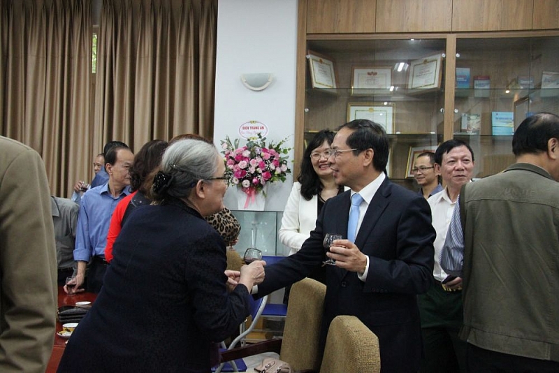 Thứ trưởng thường trực Bùi Thanh Sơn chúc mừng Thứ trưởng thường trực Bùi Thanh Sơn chúc mừng các thầy, cô giáo của Học viện Ngoại giao
