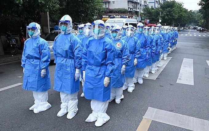 Nhân viên y tế chuẩn bị thu thập mẫu tăm bông trong quá trình hoạt động xét nghiệm Covid-19 tại một khu dân cư. (nguồn: . (Nguồn: Telegraph)