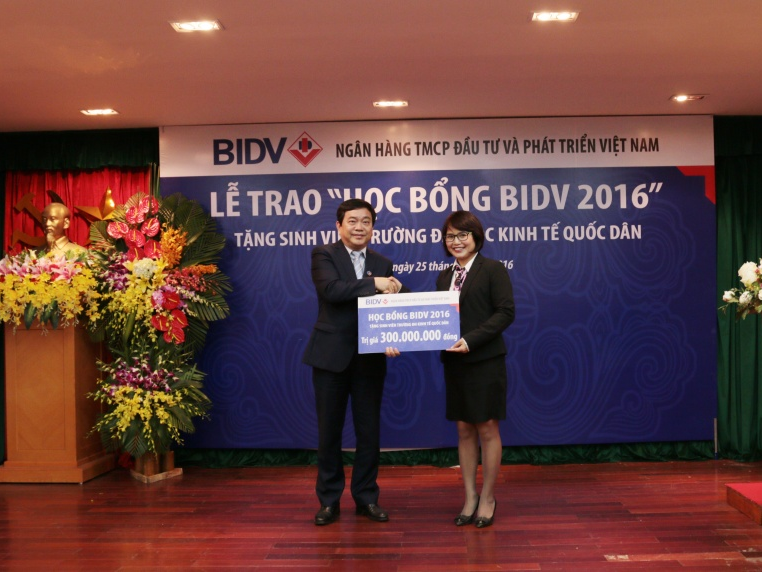 BIDV tặng 100 suất học bổng cho sinh viên ĐH Kinh tế quốc dân