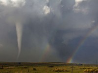 Vòi rồng xuất hiện cạnh cầu vồng