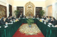 doi ngoai dang chu dong trong moi truong nhieu yeu to bat ngo