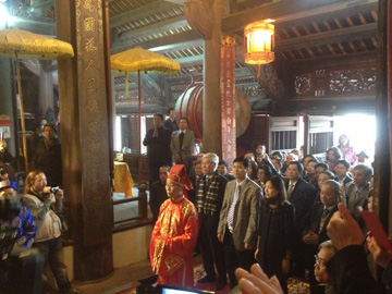 Kiều bào đón Tết tại Làng Gốm Bát Tràng