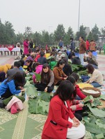 hang tram chiec banh chung vuot duong xa den tay nguoi ngheo dip tet