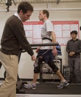 hay ngung ngay viec su dung sac pin cho smartphone noi cong cong