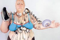 Hút đồ vật nhờ… điện giật