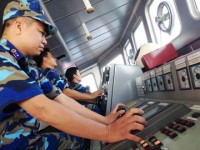 tho nhi ky voi rong pha hong may bay cho khach o san bay