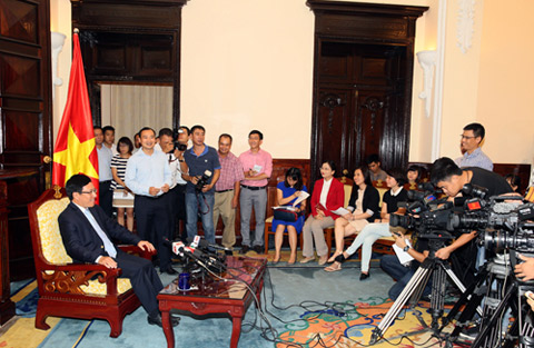 “Việt Nam không đi với nước này chống nước kia”