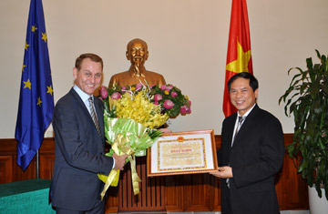 Bộ Ngoại giao trao Bằng khen cho ông Poul Hendrik Lassen bo ngoai giao trao bang khen cho ong poul hendrik lassen