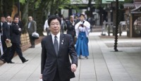 biet truoc se bi phan doi thu tuong nhat van gui do le den den yasukuni