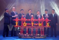 Đón dòng dầu đầu tiên từ mỏ Tê Giác Trắng