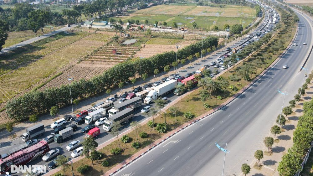Ngày đầu năm mới, đường trên cao ở Hà Nội ùn tắc nghiêm trọng từ sáng đến trưa